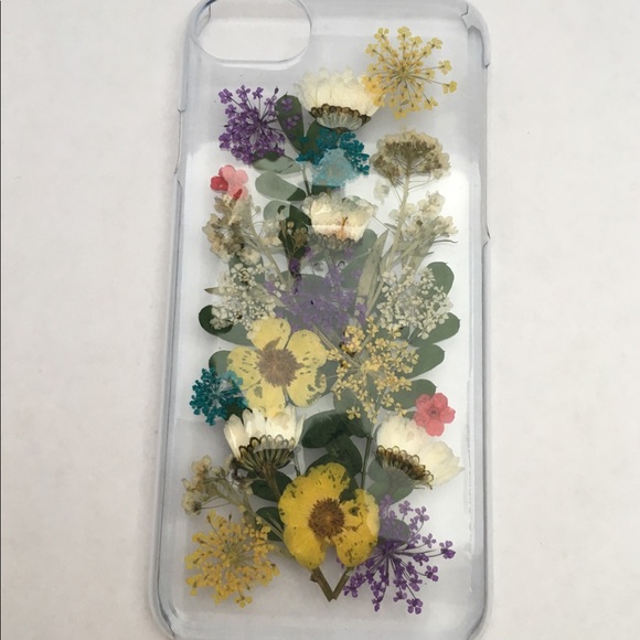 Urban Outfitters Accessories - NWOT Urban Outfitters “Buncha Flowers” iPhone case